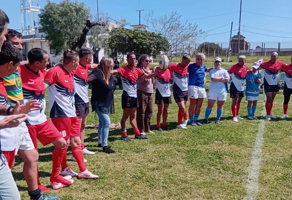 Carolina acompañó partido de rugby a la espera de reconocimiento a la Fundación Fénix